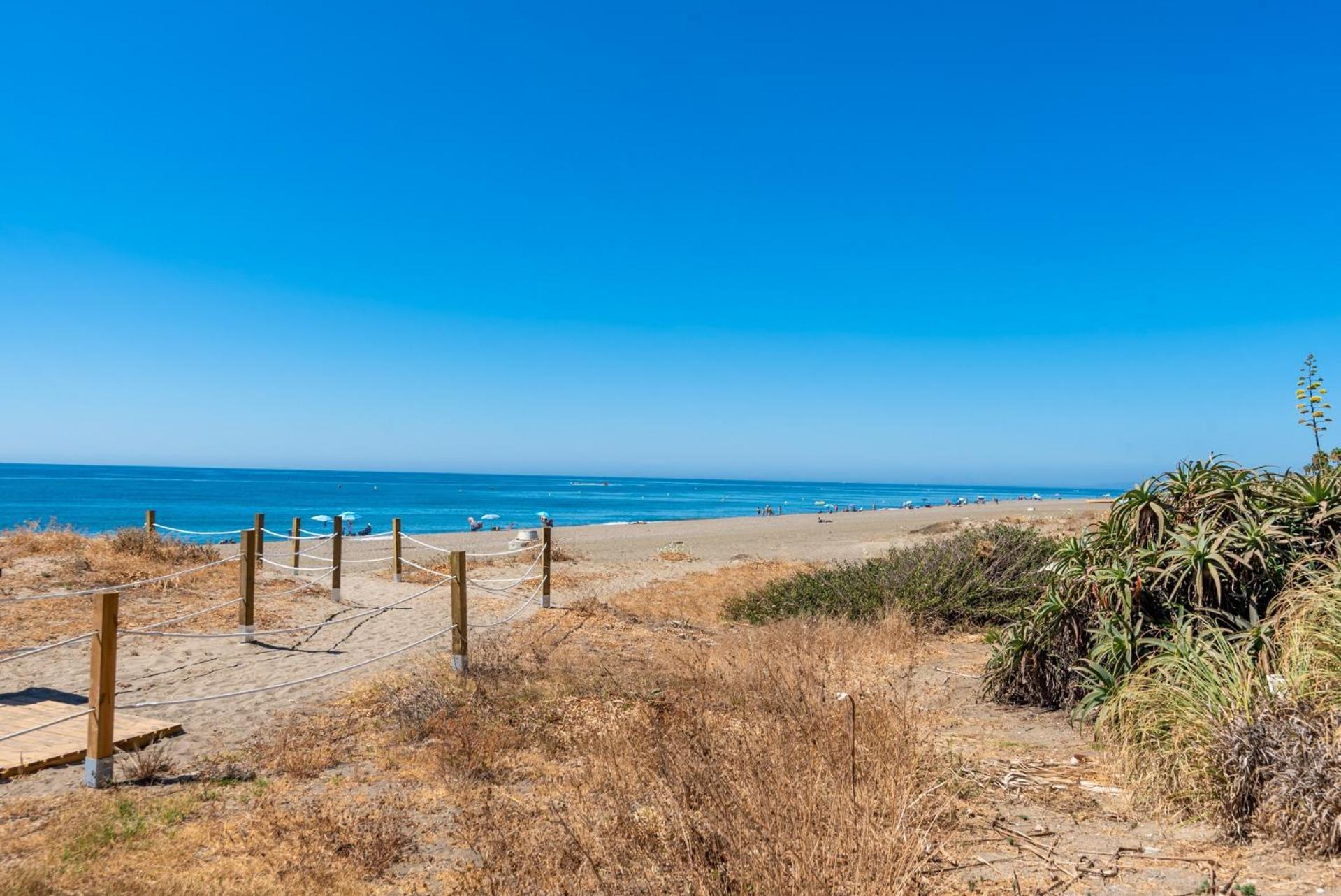Exceptional Beachfront Complex With Pool In Costalita, Appartement